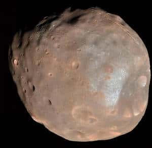 La faible densité et la porosité des matériaux que l’on suppose être à la base de la constitution de Phobos laissent à penser qu’il existe de vastes cavités à l’intérieur desquelles les astronautes pourraient s’abriter de l’environnement spatial. © Nasa / JPL-Caltech/ <em>University of Arizona</em>