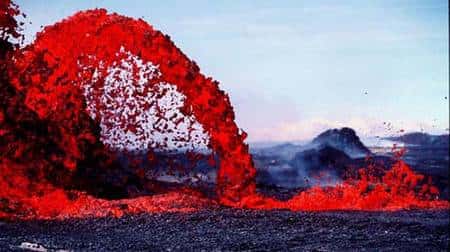 Le magma perçant la croûte terrestre libère du gaz et donne la lave des volcans, comme ici à Hawaï. Crédit : <em>U. S. Geological Survey</em>, Jim Griggs