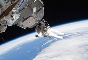 L'astronaute de la Nasa Nicholas Patrick, suspendu à la coupole, lors de la troisième et dernière sortie extravéhiculaire de la mission STS-130. Crédit Nasa