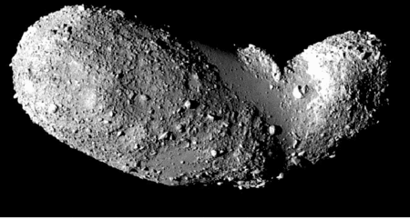 Cliquer pour agrandir. L'astéroïde 25143 Itokawa est clairement constitué d'un assemblage de petits rochers et de poussières. Crédit : Jaxa