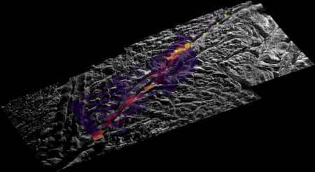 Cliquer pour agrandir. Cette image montre un segment long d'environ 40 km de la grande fracture de <em>Baghdad Sulcus</em> qui s'étire sur près de 175 km. Des geysers en sortent et les couleurs indiquent les zones les plus chaudes observées en infrarouge. Crédit : Nasa, JPL, SSI