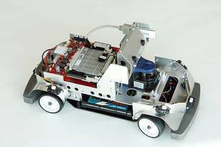 La RoboCar, de 42 centimètres de long pour 20 de large. Les roboticiens peuvent s'amuser à les programmer de multiples manières, notamment avec un outil logiciel connu, Matlab/Simulink. © ZMP / Nikkei Electronics