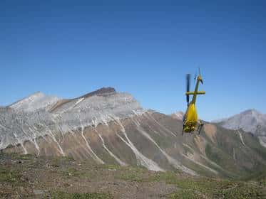En haut de ce sommet d'une montagne du Yukon, des dépôt glaciaires, de couleur marron, surmontent un socle de carbonates (en gris), formé en région tropicale il y a 716,5 millions d'années. © Francis A. Macdonald/<em>Harvard University</em>