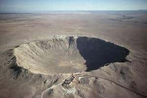 Le célèbre Meteor Crater aux Etats-Unis ne mesure qu'un peu plus d'un kilomètre de large mais c'est le mieux conservé en raison de sa relative jeunesse. Il s'est formé il y a 50.000 ans suite à l'impact d'une météorite d'environ 45 mètres de diamètre. Crédit USGS