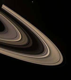 Ce ne sont pas un, mais une multitude d'anneaux qui entourent Saturne. Ils se composent de blocs glacés de toutes tailles. Crédit Nasa / JPL