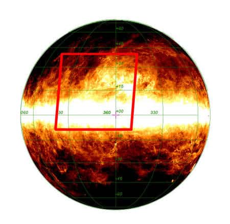 Figure 1. Cliquer sur l'image pour l'agrandir. Cette image, fournie par IRAS en 1983, du rayonnement infrarouge des poussières galactiques, montre le plan galactique où se forment des étoiles massives chauffant le milieu interstellaire (couleur blanche). On voit aussi au centre la région centrale de la Galaxie et des structures filamenteuses de couleur jaune-rouge plus froide. Le cadre rouge indique la zone montrée par les images de Planck rendues publiques. Crédit : IRAS