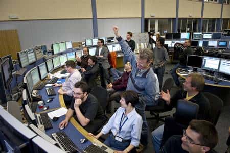 Cliquer sur l'image pour l'agrandir. Le sourire et l'enthousiasme des physiciens du Cern dans la chambre de contrôle du LHC, le <em>CERN Control Centre,</em> le matin du 19 mars 2010, avec un nouveau record du monde pour les énergies des faisceaux de particules. Crédit : Maximilien Brice-Cern