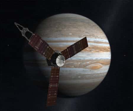 Cliquer pour agrandir. Une vue d'artiste de la sonde Juno en orbite autour de Jupiter. Elle devrait être lancée en 2011 et arriver en 2016 pour une mission d'une durée d'un an. Elle sera uniquement alimentée en électricité par des panneaux solaires car les progrès dans ce domaine permettent maintenant de se passer des générateurs thermoélectriques à isotopes radioactifs. Crédit : Nasa