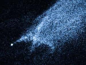 Un zoom sur P/2010 A2 montre que son aspect diffère de celui d'une comète. Un objet de 140 mètres de diamètre est accompagné d'un nuage de débris. Crédit Nasa / Esa / D. Jewitt