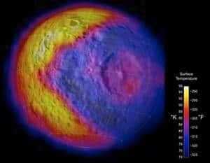 La carte thermique de Mimas (cliquer sur l'image pour une vue complète). La couleur jaune correspond aux températures les plus élevées, de l'ordre de -180°C, et le bleu à environ -200°C. Curieusement, on remarque une zone chaude en forme de croissant sur le côté gauche, alors que la lumière solaire arrive à l'aplomb du centre de l'image. D'autres inégalités thermiques inexpliquées sont également visibles, au niveau du cratère Herschel en particulier. Crédit Nasa 