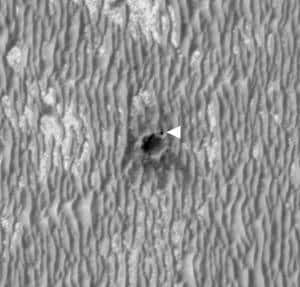 Le cratère Concepcion au milieu des <em>Collines de chocolat</em>. La flèche indique l'emplacement d'<em>Opportunity</em>. L'image a été réalisée par l'orbiteur MRO. Crédit Nasa/JPL-Caltech/<em>University of Arizona</em>