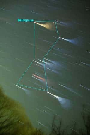 Le point brillant orangé de Bételgeuse marque l'emplacement de l'épaule du chasseur Orion. Pour accentuer les couleurs des étoiles sur cette image, la mise au point a volontairement été modifiée toutes les 5 minutes pendant une pose totale de 45 minutes au cours desquelles les étoiles se sont déplacées. Crédit J.-B. Feldmann