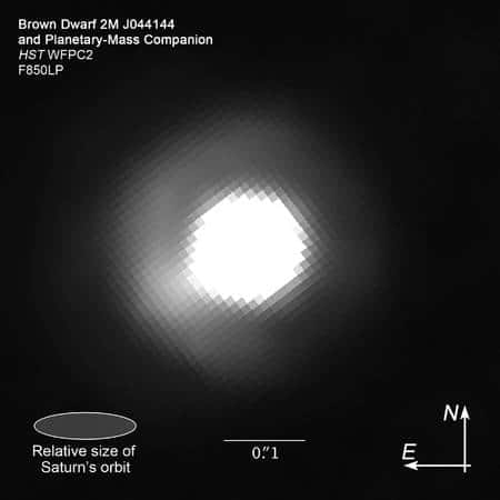 Le télescope Hubble montre une image de 2M J044144 où l'on distingue à peine en bas à gauche la présence d'un autre corps céleste moins lumineux. Crédit : Nasa, Esa, K. Todorov et K. Luhman, Z. Levay (STScI)