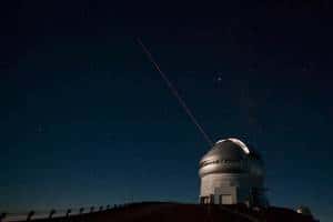 L'observatoire Gemini nord (Hawaï). Un tir laser est destiné à analyser la turbulence atmosphérique. Crédit <em>Gemini Observatory</em>