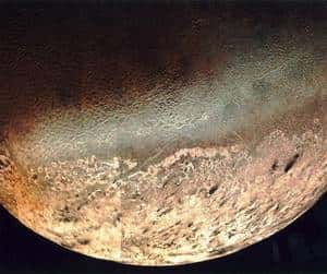 La surface de Triton observée par la sonde <em>Voyager 2</em> en 1989. Crevasses, collines de glace et cryovolcans sont au programme. Crédit Nasa<br /> 