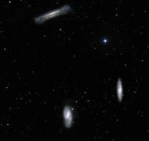 M 66 est la galaxie la plus imposante (en bas à gauche) du trio du Lion. Crédit Nasa/Esa/<em>Hubble Heritage</em>