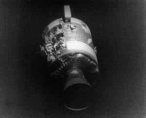 Vus depuis Aquarius, les dégâts sur le module Odyssey sont spectaculaires. Crédit Nasa