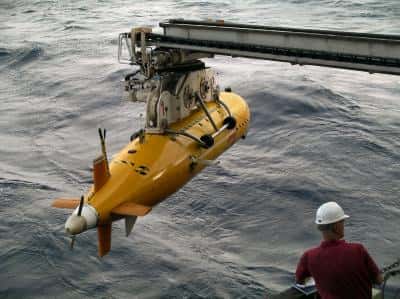 Le robot Autosub6000 s'apprête à plonger pour descendre à cinq kilomètres sous la surface, là où l'homme ne va plus. © NOCS
