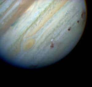 Au cours de l'été 1994, le télescope <em>Hubble</em> observe les cicatrices laissées sur Jupiter par les morceaux de la comète Shoemaker-Levy 9. (Cliquer sur l'image pour l'agrandir.) Crédit Nasa/HST