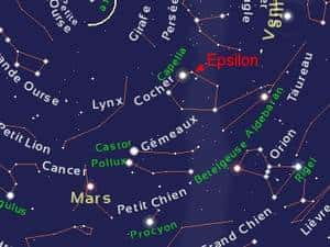 Avec une magnitude de 3, Epsilon du Cocher est facile à localiser à proximité de la brillante Capella. Crédit Stelvision.com