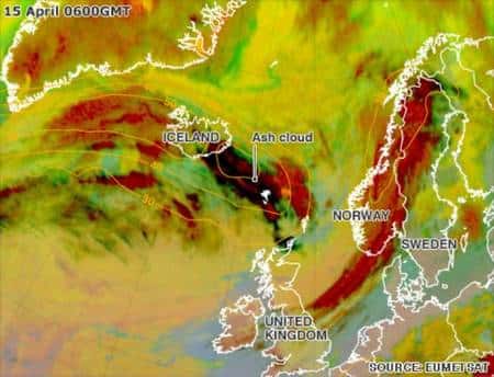 Le nuage de cendres (<em>ash cloud</em>) craché par l'éruption de l'Eyjafjöll en Islande est bien visible sur cette image de l'Organisation européenne pour l'exploitation des satellites météorologiques (Eumetsat).