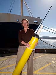 Le docteur Susan Wijffels tenant une bouée Argo. Avec Paul Durack, cette chercheuse tente de réduire les incertitudes liées au réchauffement climatique à travers le plus grand programme de suivi des océans. © Bruce Miller