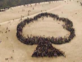 L'arbre humain réalisé en 2009 sur la dune du Pyla à l'initiative de la chaîne de télévision Gulli. © Gulli