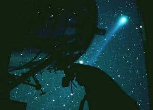 Les apparences sont parfois trompeuses. Hyakutake (photographiée ici lors de son passage en 1996) vient de perdre sa place en tête du palmarès des plus grandes comètes. Crédit J.-B. Feldmann