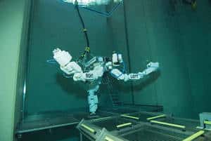 Essai d’Eurobot dans la piscine du Centre des astronautes européens de Cologne en Allemagne (2007). Des plongeurs ont simulé une sortie extravéhiculaire. Le robot était chargé d'accompagner et d'assister le plongeur en assurant la manipulation d'une boîte à outils. © Esa / H. Rub