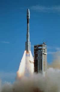 Décollage du lanceur Ariane 401, premier vol d'Ariane 4, le 15 juin 1988 depuis le Centre Spatial Guyanais. « <em>On a eu des cadences énormes avec Ariane 4. Il n’y avait que nous ! Il faut se souvenir qu’à l’époque le mur était toujours là et le marché occidental du lancement de satellites était fermé à l’ex-URSS</em> ». © Cnes/Esa/CSG Service Optique, 1988