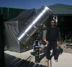 L'astronome amateur australien Anthony Wesley pose au côté de son télescope de 40 centimètres de diamètre. C'est avec cet instrument qu'il a découvert un impact cométaire sur Jupiter en 2009 et une tempête sur Saturne il y a quelques semaines. Crédit A. Wesley