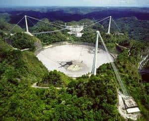 Installé depuis 1963 dans une cuvette naturelle, le radiotélescope d'Arecibo a offert la haute résolution de sa parabole de 305 mètres de diamètre pour affiner la trajectoire de l'astéroïde 2005 YU55. Crédit Nasa/Arecibo