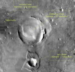 Sur cette image réalisée par l'orbiteur <em>Mars Odyssey</em>, on observe une petite partie du bassin <em>Meridiani Planum</em> où se trouve <em>Opportunity</em>. Parti du cratère Victoria en septembre 2008 après l'avoir exploré pendant deux ans, le robot martien est en route pour Endeavour. Crédit Nasa/JPL-Caltech/<em>Cornell University</em>