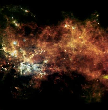 Cliquer pour agrandir. Chaîne de production d'étoiles dans la constellation du Petit Renard. Crédit : Esa/<em>Hi-GAL Consortium</em>