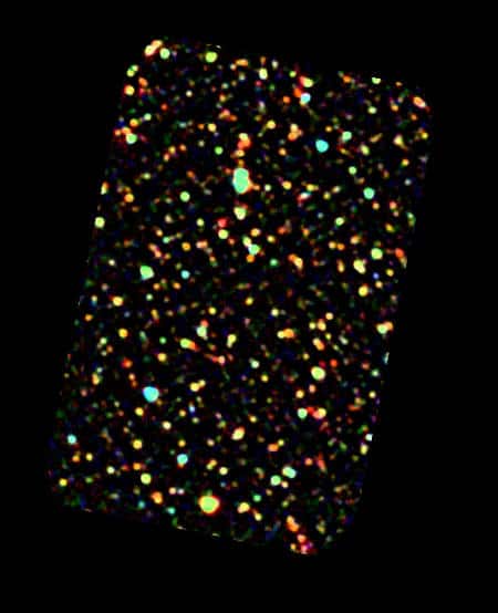 Un extrait du champ de galaxie GOODS Sud. Tous les points représentent des galaxies dont beaucoup se situent entre 3 et 8 milliards d'années-lumière. Certaines sont cependant à 12 milliards d'années-lumière environ et d'autres à quelques centaines de millions d'années-lumière seulement. Crédit : Esa.