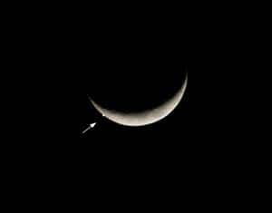 L'occultation de Vénus par la Lune le 1er décembre 2008. Remarquez l'apparition de Vénus au bord du croissant lunaire. Crédit Chamois, son pseudo sur le forum