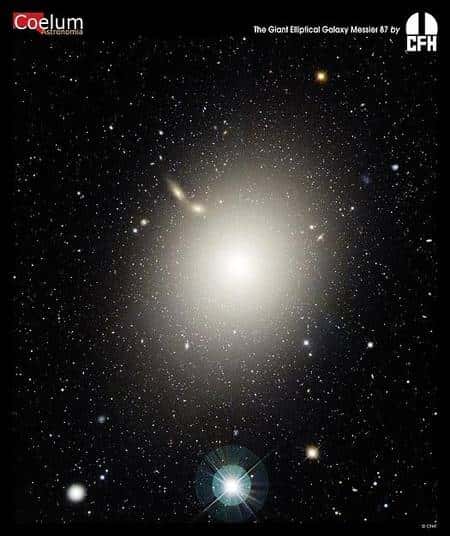 La galaxie elliptique M87, très massive, possède environ 15.000 amas globulaires, ce qui est énorme en comparaison des quelque 160 environ connus dans la Voie lactée. Crédit : <em>Canada-France-Hawaii Telescope</em>, J.-C. Cuillandre (CFHT), Coelum