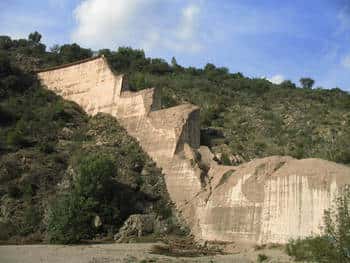 Malpasset - Un exemple de risque technologique : les restes du barrage de Malpasset (vallée du Reyran, près de Fréjus, département du Var) détruit le 2 décembre 1959. La catastrophe fit 423 victimes. © AB