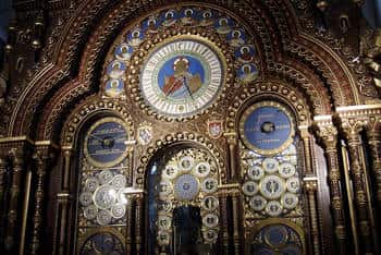 Le tourisme dans l'Oise permet de découvrir son patrimoine varié. Le département possède des trésors architecturaux, comme la cathédrale de Beauvais, qui abrite une horloge astronomique (à l'image). © Omar Omar, CC by sa 2.0