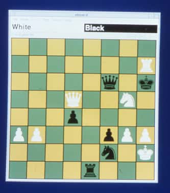 L'échiquier virtuel de Deep Blue. À l’issue de sa défaite contre Deep Blue, Kasparov suspectait une intervention humaine pour réaliser un coup aussi sophistiqué. Il s'agissait en réalité d'un bug qui a suffi à perturber le grand champion jusqu'à la fin de la rencontre. © IBM Research/Flickr
