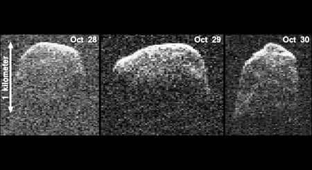 Trois images radar de l’astéroïde 2007 reconstituées à partir des observations faites les 28, 29 et 30 octobre 2012 avec l'antenne de 70 m du centre de Communications spatiales longues distances de Goldstone. 2007 PA8 était alors distant de la Terre de 10 millions et 9 millions de km, respectivement, les 28 et 30 octobre. © Nasa/JPL-Caltech/Gemin