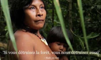 Une mère de la tribu Awá et son enfant. Les Indiens de cette tribu sont menacés : ils vivent isolés et fuient pour leur survie. © Survival