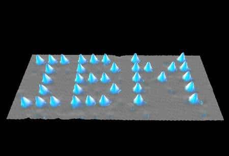 Atomes de xénon déposés par un microscope à effet tunnel sur du nickel par des chercheurs d'IBM. © D. M. Eigler, E. K. Schweizer