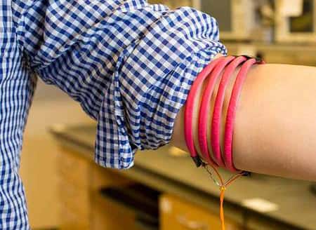 Le système inventé par ces ingénieurs pourrait bien remplacer le Bluetooth. Il repose sur des bracelets qui communiquent entre eux via des champs magnétiques circulant à travers le corps. © UC San Diego