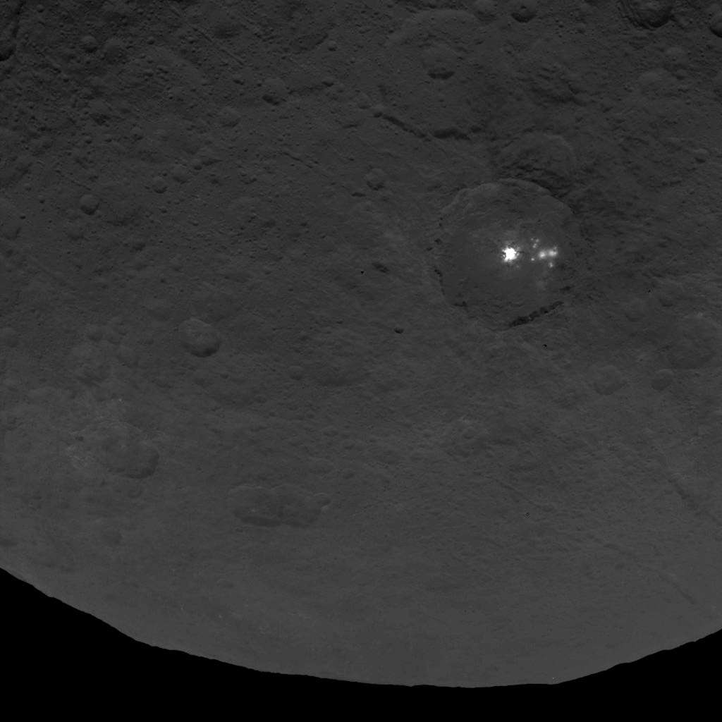 De mystérieuses taches blanches parsèment la surface de la planète naine Cérès. Le télescope spatial Hubble en a repéré une dizaine et la sonde Dawn a pu les observer de près. Celles-ci, vues le 9 juin dernier, se trouvent dans un grand cratère de 90 km de diamètre. © Nasa/JPL-Caltech/UCLA/MPS/DLR/IDA