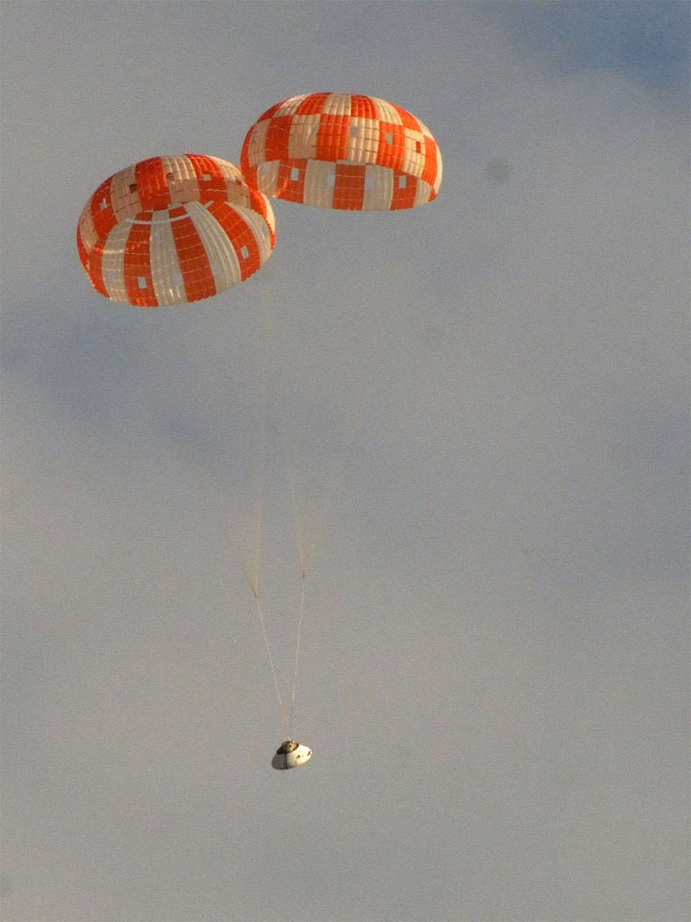 Avec deux parachutes principaux déployés au lieu de trois, la capsule Orion a tout de même réalisé une très bonne descente dans l'atmosphère. Elle s'est posée sans dommage apparent. © Nasa