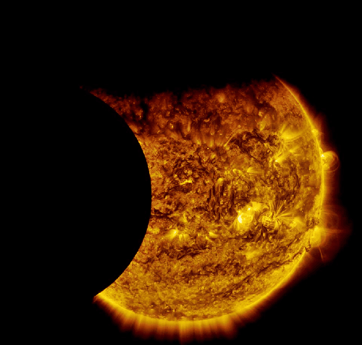 Le satellite SDO a pu observer une double éclipse du Soleil ce dimanche 13 septembre 2015. D’abord le transit de la Terre devant notre Étoile, puis celui de la Lune. © Jhon Henry Osorio Orozco, Nasa, SDO