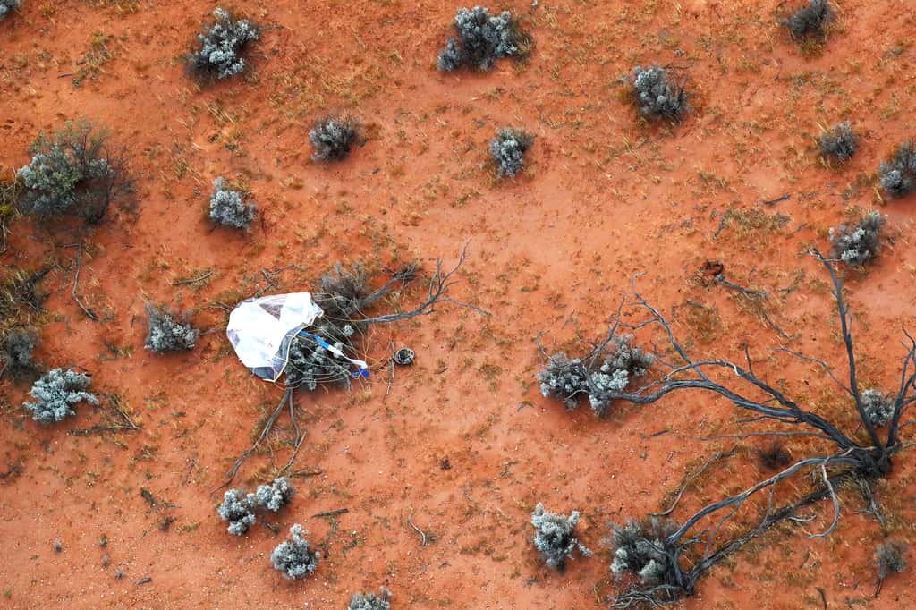 En décembre 2020, une capsule s’est écrasée sur Terre. Elle contenait des échantillons de l’astéroïde Ryugu. Ils commencent tout juste à être analysés par les chercheurs. © Jaxa