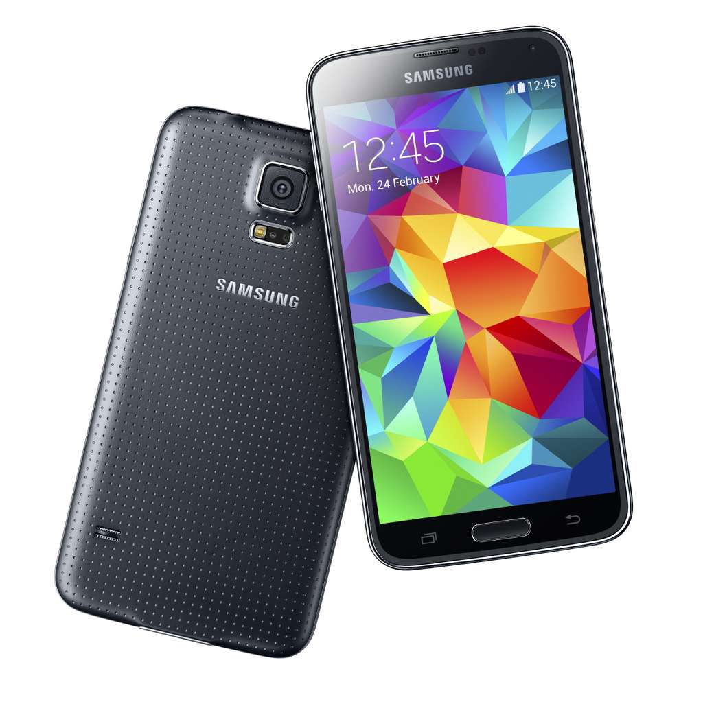 Durant des mois, de nombreuses rumeurs ont circulé à propos du Galaxy S5. Elles se sont presque toutes révélées fausses. Seule l’introduction d’un lecteur d’empreintes digitales s’est finalement confirmée. Samsung a préféré jouer la carte de l’ergonomie en travaillant mieux l’adéquation entre les performances techniques et les fonctionnalités. © Samsung