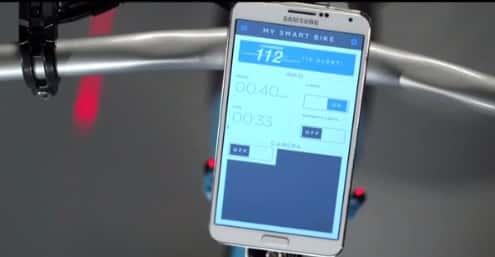 Le smartphone Samsung qui pilote les fonctions du vélo intelligent est fixé à la potence grâce à un support magnétique. Il dispose de plusieurs applications, dont l'une enregistre les parcours les plus fréquents et permet au cycliste de les soumettre aux services municipaux pour demander l’ajout de pistes cyclables. © Samsung